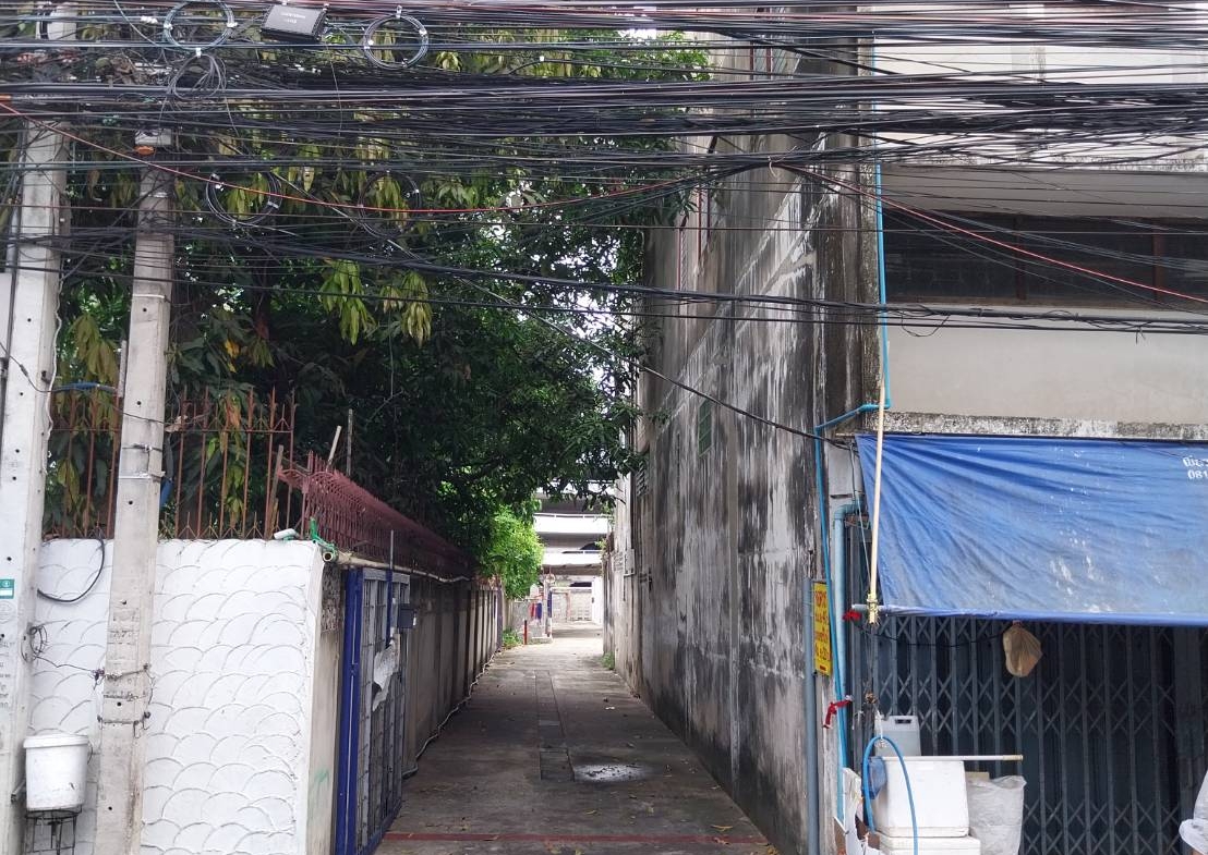 Entrance to the land plot