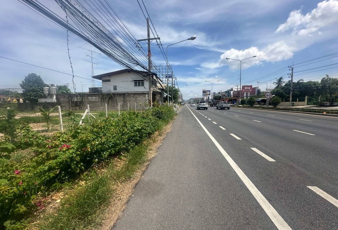 on the Phet Kasem road