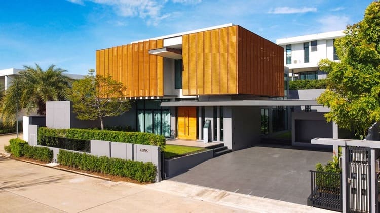 Front Villa & Common Road