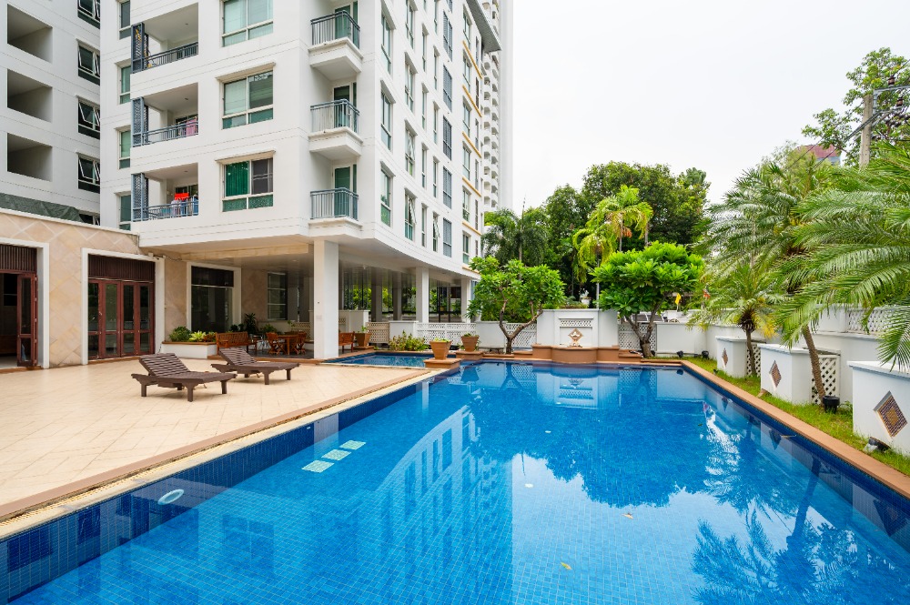 The Bangkok Swimming