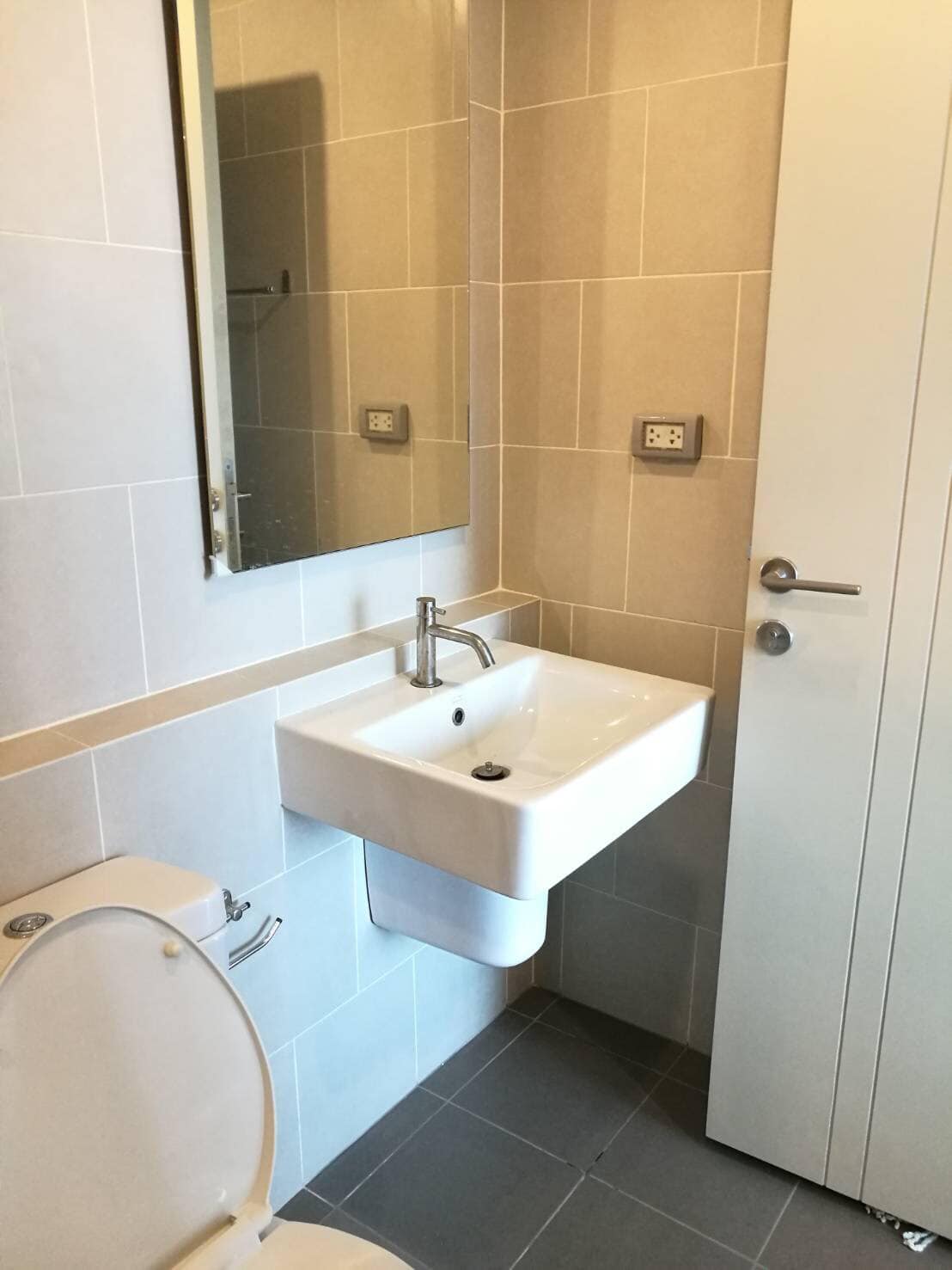 The Base Rama 9 - Ramkhamhaeng Bathroom