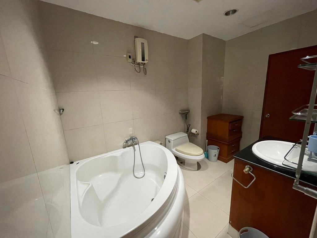 Baan Klang Krung Thonglor Bathroom