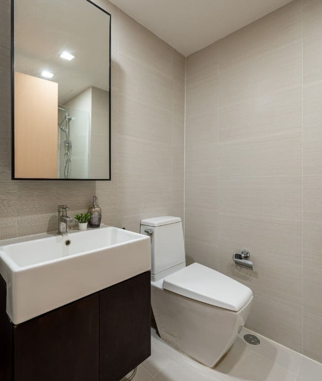 Issara@42 Sukhumvit Bathroom (2)