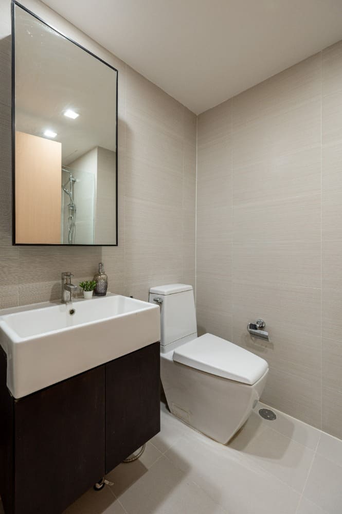 Issara@42 Sukhumvit Bathroom (2)