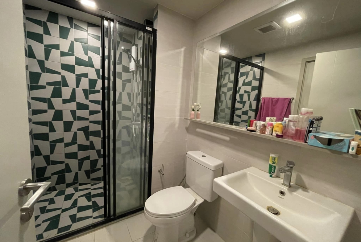 The Base Sukhumvit Bathroom