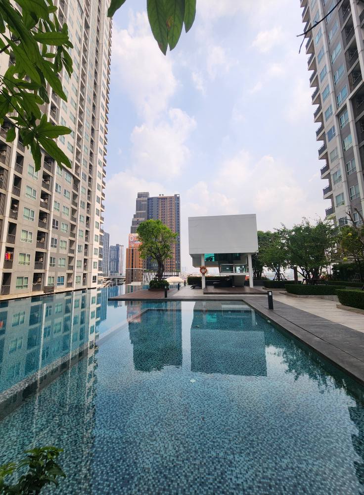 The Tempo Grand Sathorn Wutthakat Swimming Pool