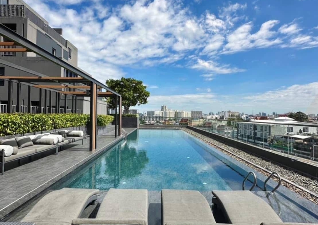 Chewathai Pinklao Swimming pool