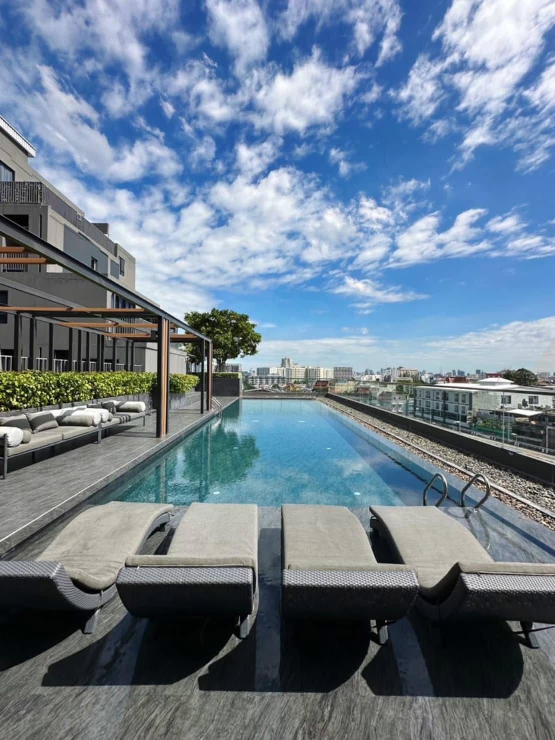 Chewathai Pinklao Swimming pool