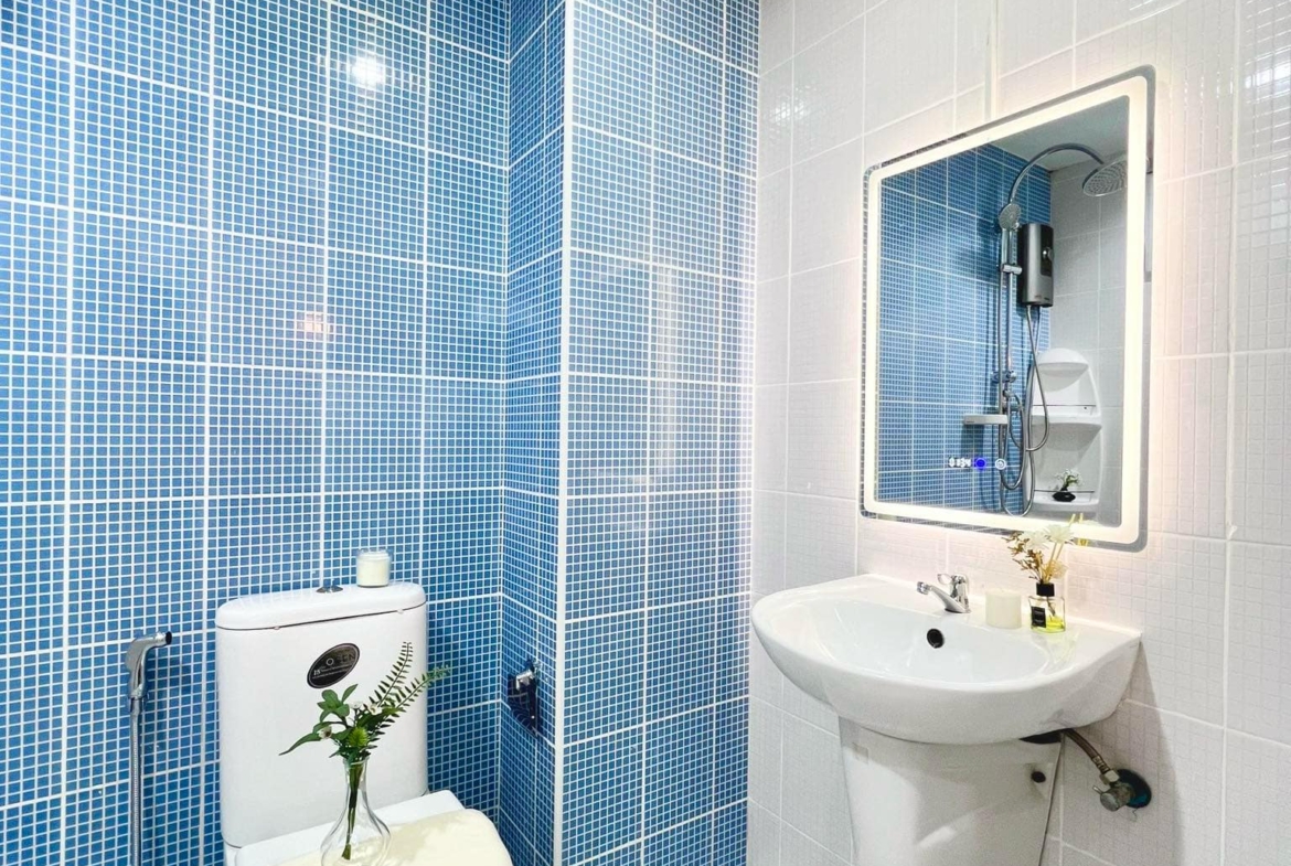 Double U Condominium Bathroom