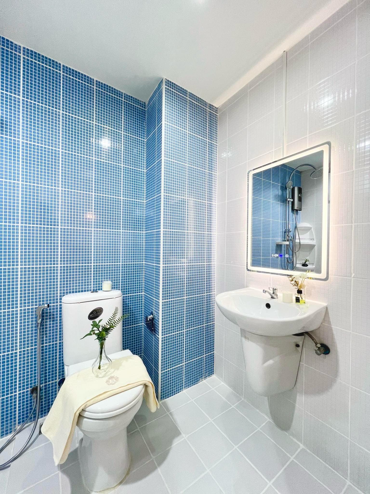 Double U Condominium Bathroom