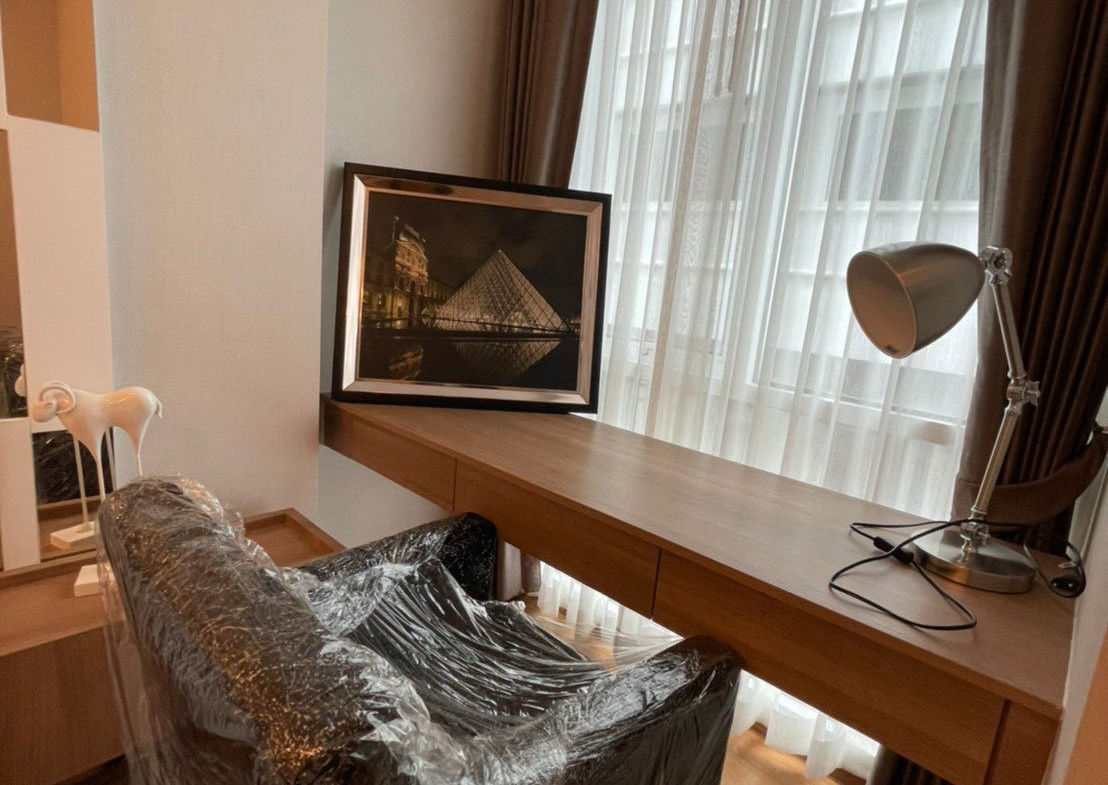 InterLux Premier Sukhumvit 13 Office table