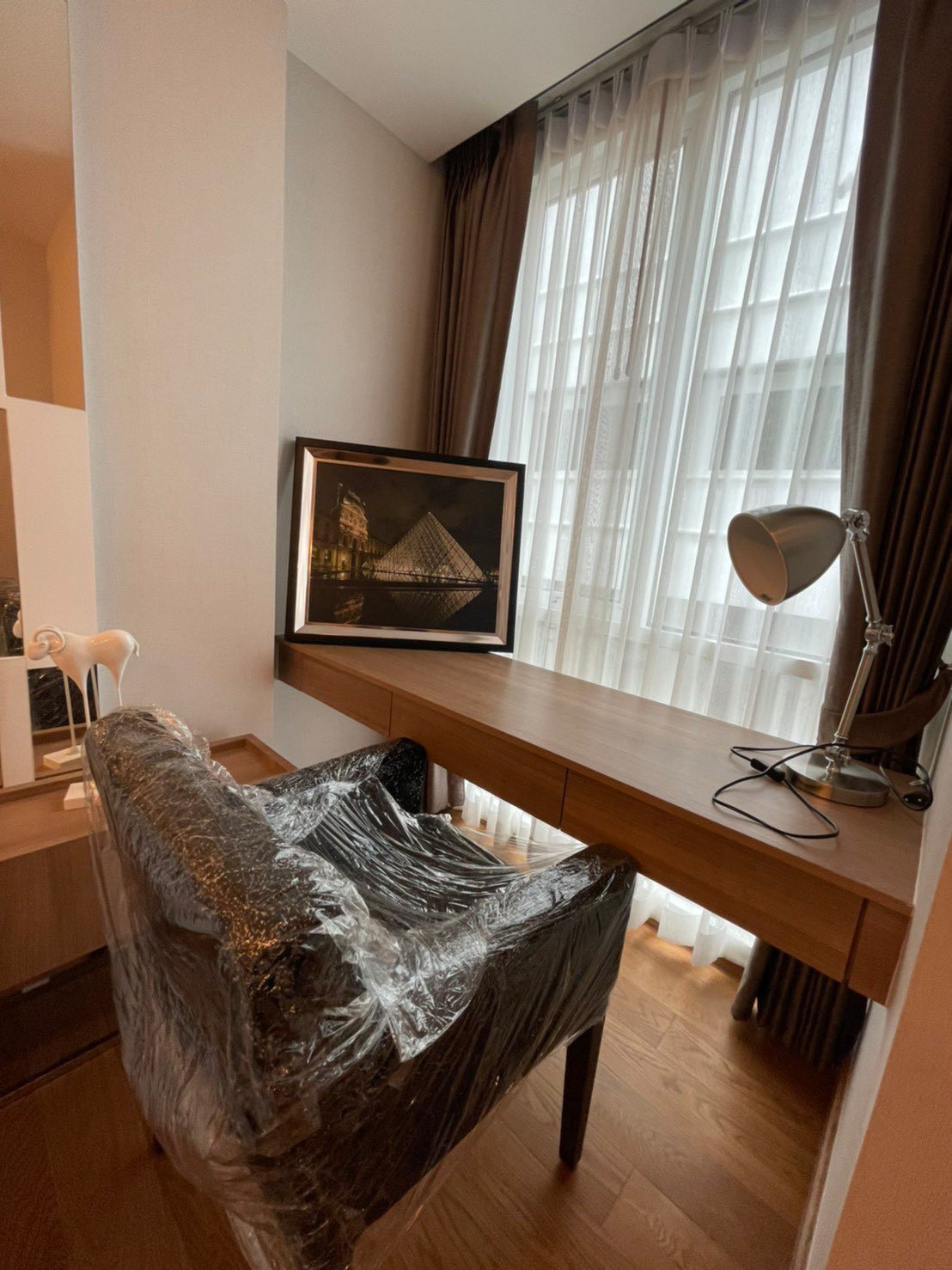 InterLux Premier Sukhumvit 13 Office table