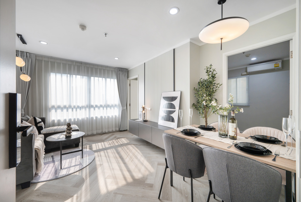 Lumpini Ville Sukhumvit 77-2 Living & Dinning