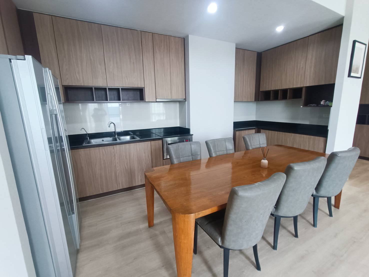 Kitchen zone & Dinning