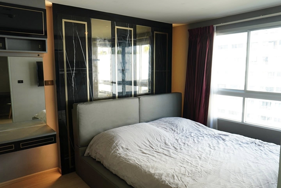 The Clover Thonglor Bedroom
