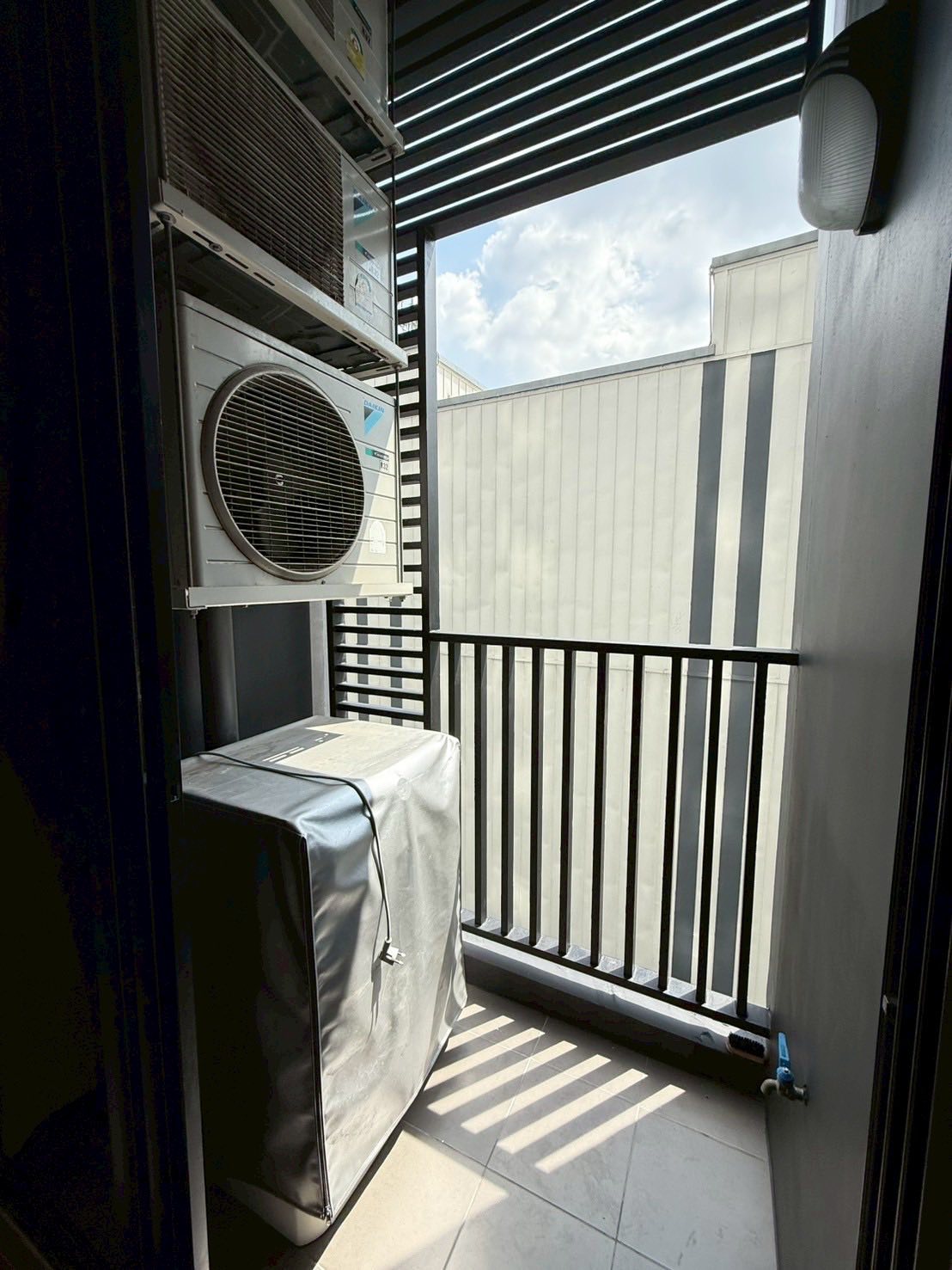 Knightsbridge kaset - society Balcony