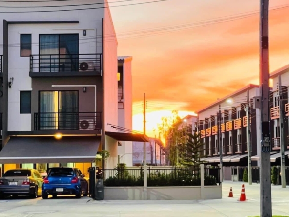 Baan Klang Muang Srinakarin‑Onnut