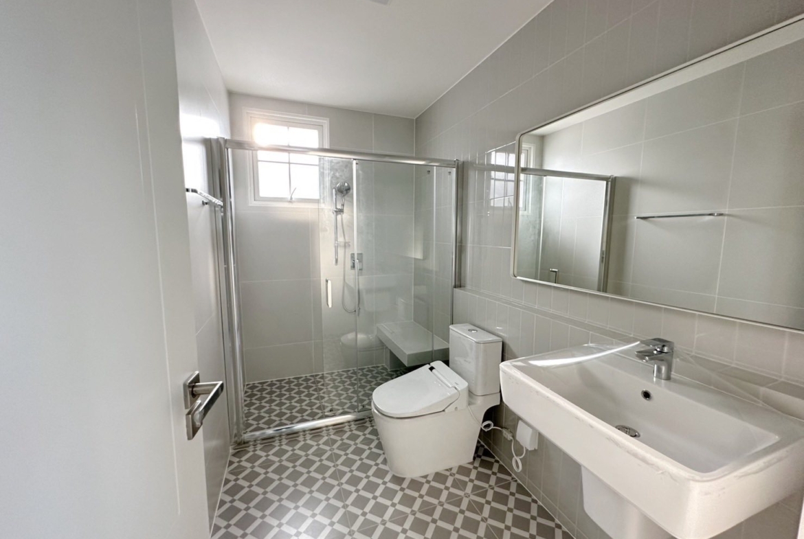 Bathroom Rent a Modern 2-Storey House at Chaiyapruek Bangna Km.15