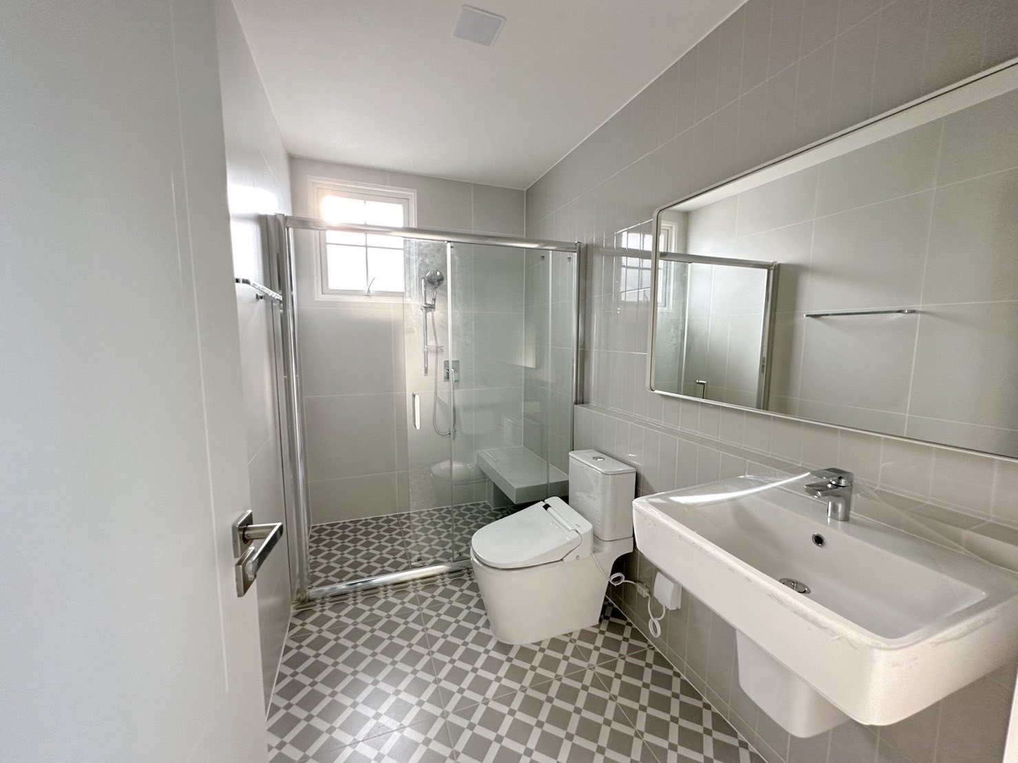 Bathroom Rent a Modern 2-Storey House at Chaiyapruek Bangna Km.15