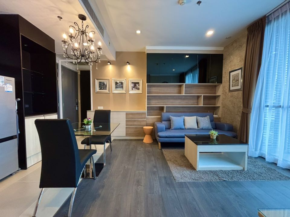 Edge Sukhumvit 23 Living