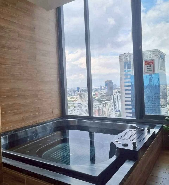 The Esse Asoke (Floor 37)