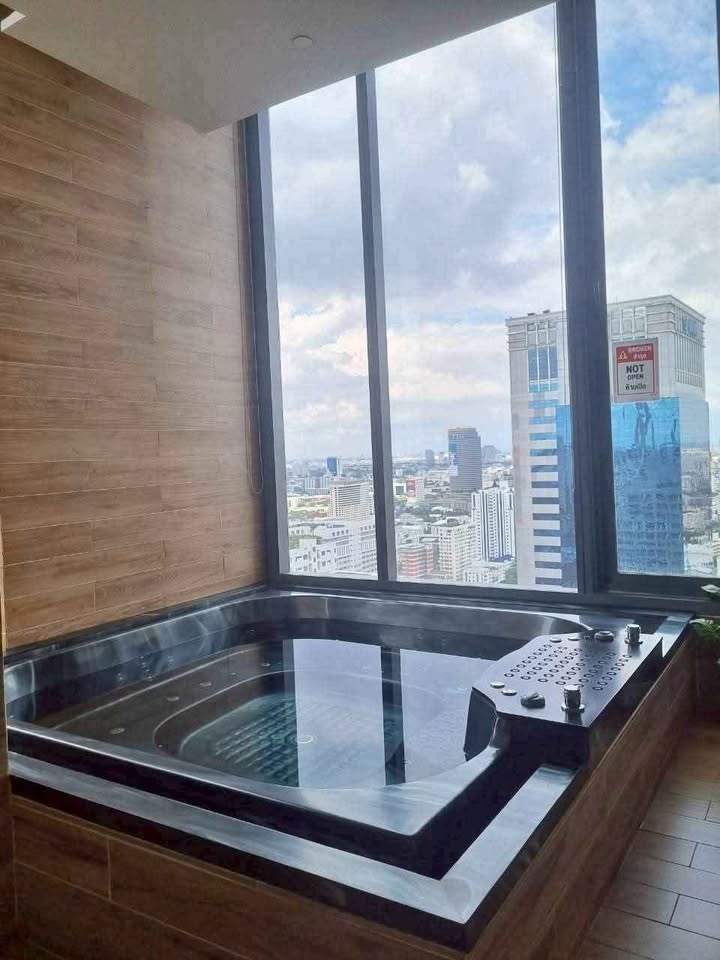 The Esse Asoke (Floor 37)