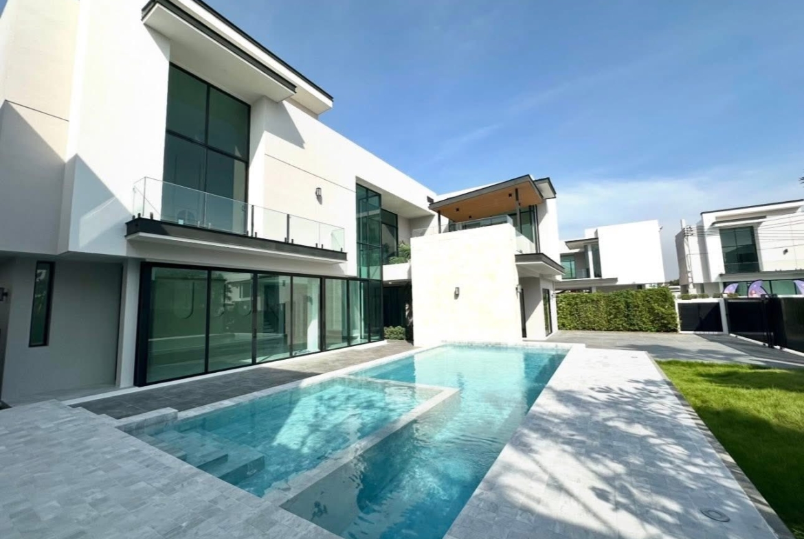 Luxury Pool Villa for Sale at The Master Ekkamai – Ramintra