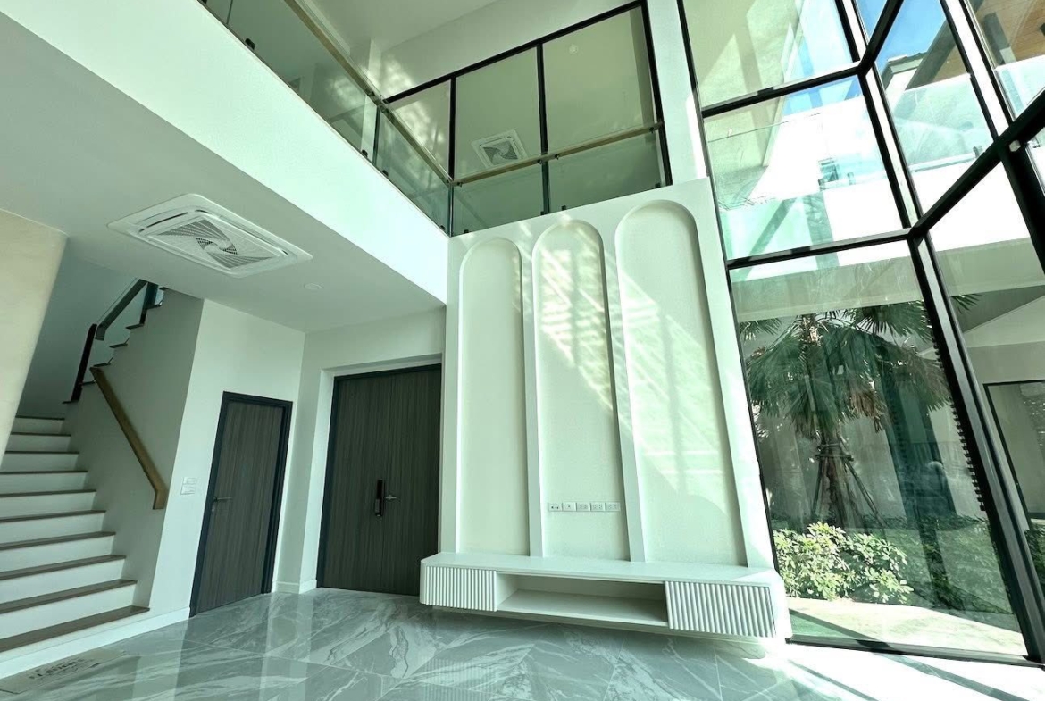 Luxury Pool Villa for Sale at The Master Ekkamai – Ramintra