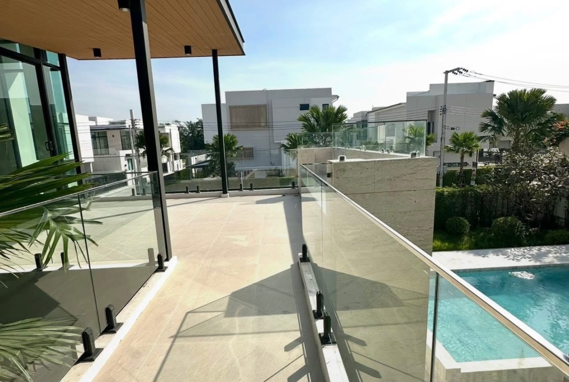 Luxury Pool Villa for Sale at The Master Ekkamai – Ramintra