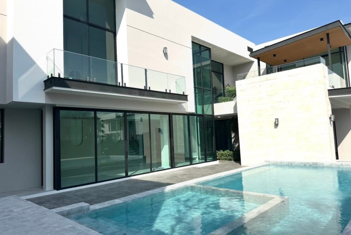 Luxury Pool Villa for Sale at The Master Ekkamai – Ramintra